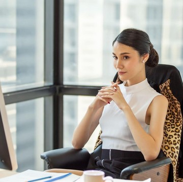 img-title Dianggap Dominan dalam Hubungan, Ini 3 Fakta Alpha Female! Nggak Sangka Mereka Bisa Bucin Juga!