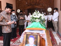 Momen Jokowi Melayat Almarhum Pakdenya, Wiyono