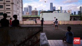 FOTO: Nostalgia Sepak Bola 'Kampung' di Atas Gedung