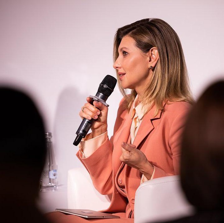 <p>Enggak hanya itu, setelah sang suami terpilih sebagai presiden Ukraina, Olena Zelenska pun banyak terlibat dalam kegiatan sosial. (Foto: Instagram @olenazelenska_official)<br /><br /></p>