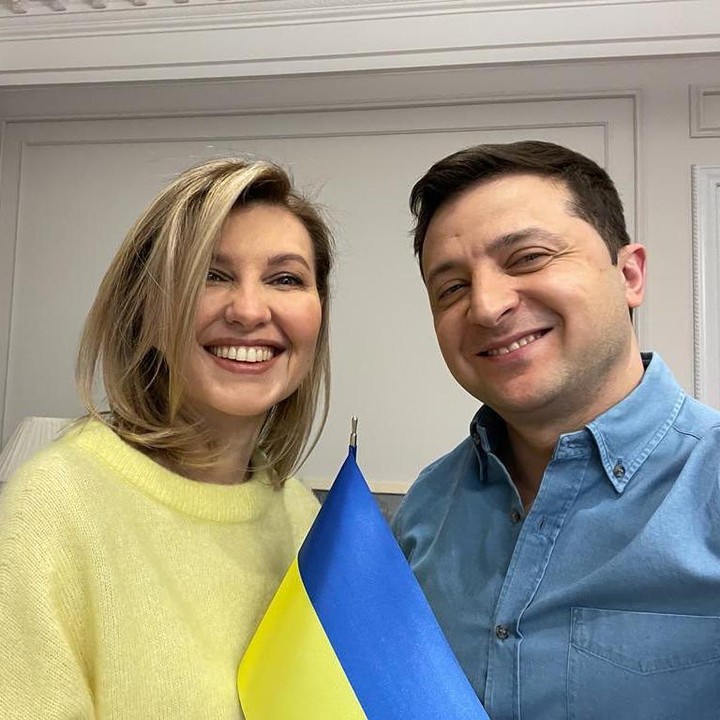 <p>Presiden Ukraina, yakni Volodymyr Zelensky menikah dengan Olena Zelenska pada 6 September 2003 lalu. Sejak Rusia menyerang Ukraina, keduanya terlihat berjuang bersama-sama demi negara mereka, Bunda. (Foto: Instagram @olenazelenska_official)<br /><br /><br /></p>
