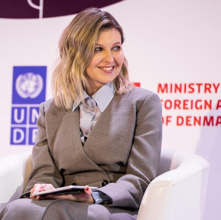 <p>Olena Zelenska sempat berbicara dan memberi pesan pada rakyatnya di tengah krisis yang dihadapi. "Rakyatku tersayang! Orang Ukraina! Saya melihat kalian semua hari ini. Semua yang saya lihat di TV, jalanan, internet. Saya melihat postingan dan video kalian. Kalian tahu? Kalian sangat luar biasa!. Saya bangga tinggal di negara yang sama dengan kalian!" tulisnya. (Foto: Instagram @olenazelenska_official)<br /><br /><br /></p>