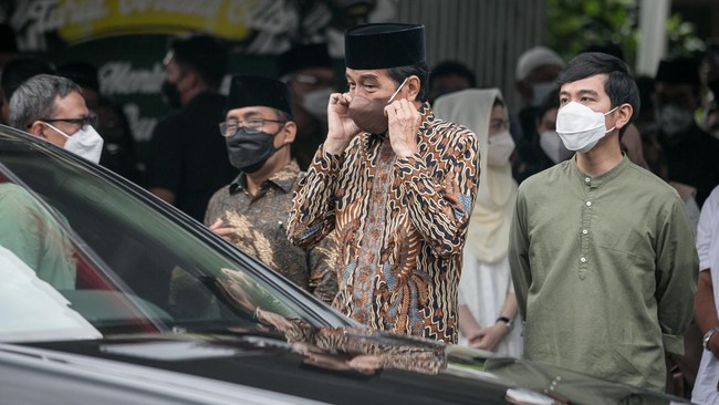 Gibran Positif Covid, Jokowi Diklaim Sehat dan Beraktivitas Biasa Presiden Jokowi disebut sehat saat putranya Gibran Rakabuming Raka dinyatakan positif Covid-19 sejak Jumat (4/3).