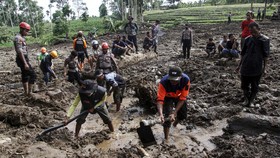 Longsor Tutupi Jalan, Bantuan bagi Korban Gempa Sumbar Terhambat