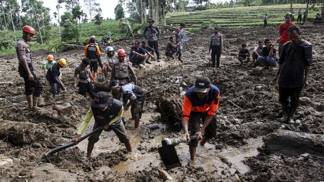 Longsor yang terjadi di kawasan Rimbo Kejahatan, Talamau, Kabupaten Pasaman Barat, Sumatera Barat (Sumbar) menghambat distribusi bantuan kepada korban gempa.