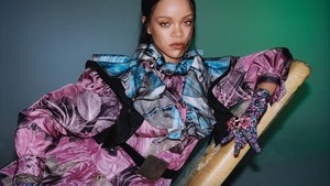 Selalu Fashionable Simak Perubahan Gaya Rihanna dari Masa ke Masa