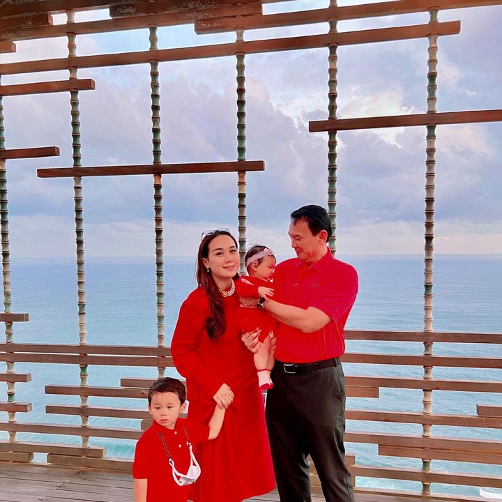 <p>Tampaknya, proses penurunan berat badan Puput juga mendapat pendampingan dari dokter Feni ya, Bunda. Tak heran kalau ia kini makin langsing usai melahirkan Sarah anak keduanya bersama Ahok. (Foto: instagram @btpnd)</p>