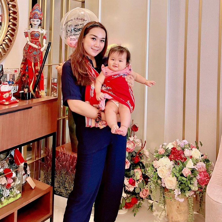 <p>Bunda dua orang anak itu tampak makin langsing, Bunda. (Foto: Instagram @btpnd)<br /><br /><br /></p>