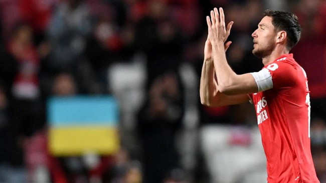 Peristiwa haru terjadi dalam Liga Portugal setelah striker Benfica asal Ukraina Roman Yaremchuk menangis usai diberi ban kapten saat melawan Vitoria Guimaraes.