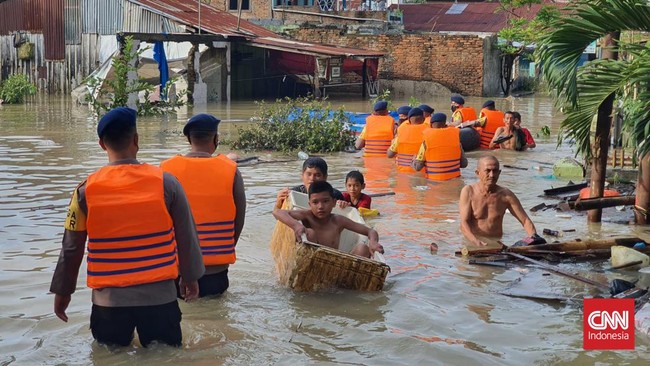 Presiden Joko Widodo (Jokowi) akan membangun tanggul di Kota Medan untuk mengatasi banjir rob.