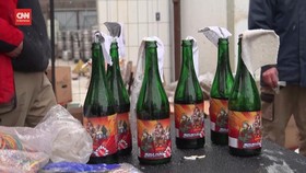 VIDEO: Botol Bir Ukraina Disulap Jadi Molotov untuk Lawan Rusia