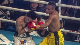 FOTO: Menang Angka atas Petinju Filipina, Tibo Pertahankan Sabuk WBC