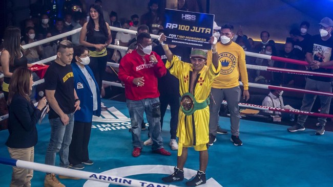 FOTO: Menang Angka atas Petinju Filipina, Tibo Pertahankan Sabuk WBC