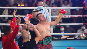 Gegara Dapat Ciuman Manja Miyabi, Vicky Prasetyo Perkasa di Arena Tinju