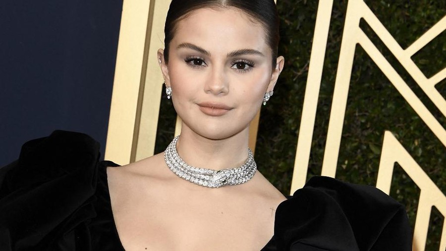 Selena Gomez, left, and Martin Short present the award for outstanding performance by a female actor in a supporting role at the 28th annual Screen Actors Guild Awards at the Barker Hangar on Sunday, Feb. 27, 2022, in Santa Monica, Calif. (AP Photo/Chris Pizzello)