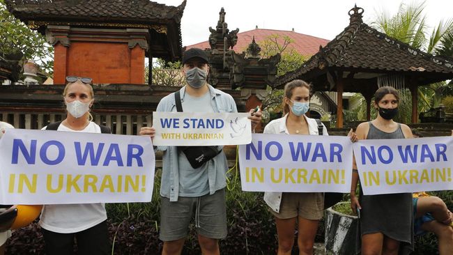 WNA Pedemo Perang Ukraina-Rusia di Bali Terancam Dideportasi Kemenkumham Bali akan mendeportasi warga negara asing yang terlibat aksi menolak perang Rusia-Ukraina di Denpasar pada Selasa (1/3).