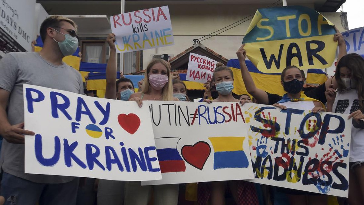 FOTO: Aksi Damai Warga Ukraina di Bali