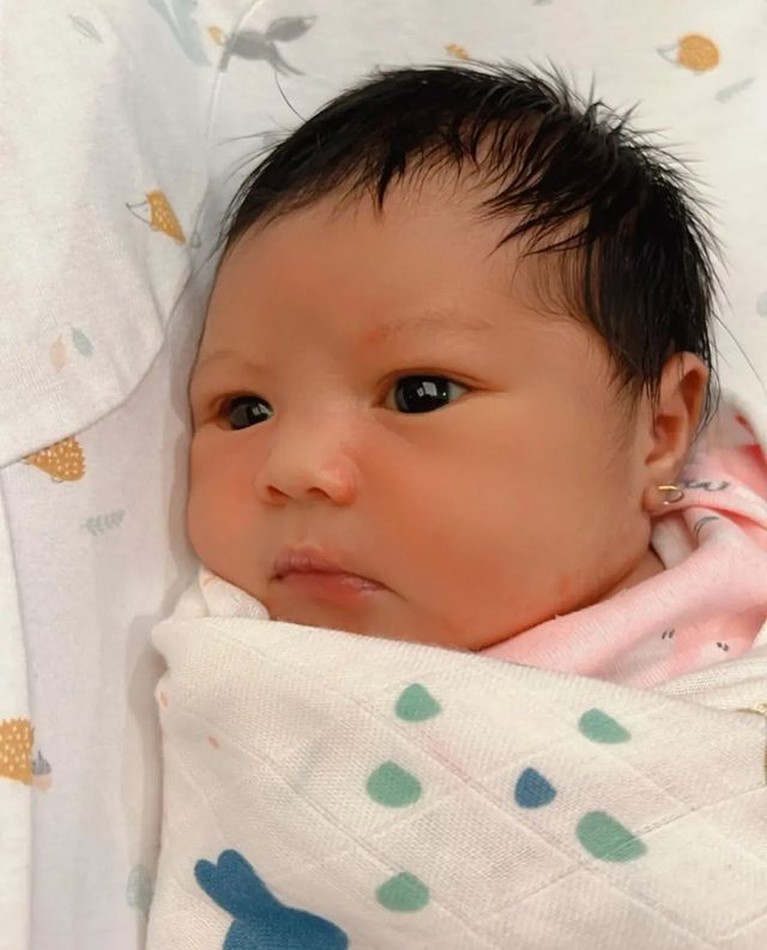 Ameena Hanna Nur Atta Paras cantik anak Atta Halilintar dan Aurel Hermansyah yang baru lahir jadi sorotan. Yuk, intip potretnya baby Ameena!