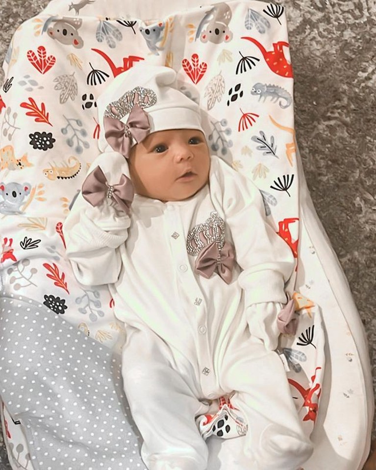 Ameena Hanna Nur Atta Paras cantik anak Atta Halilintar dan Aurel Hermansyah yang baru lahir jadi sorotan. Yuk, intip potretnya baby Ameena!