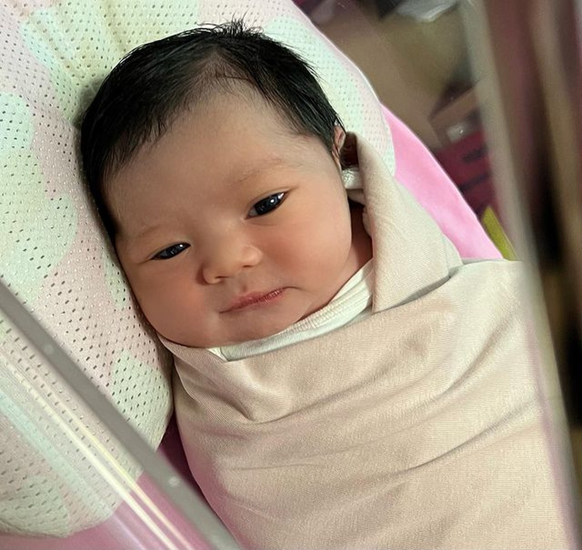 Paras cantik anak Atta Halilintar dan Aurel Hermansyah yang baru lahir jadi sorotan&period; Yuk&comma; intip potretnya baby Ameena&excl;