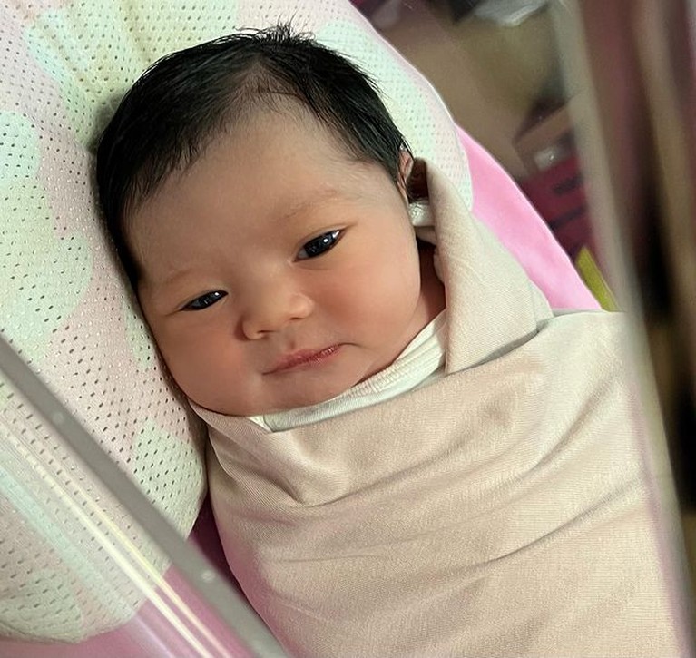 Ameena Hanna Nur Atta Paras cantik anak Atta Halilintar dan Aurel Hermansyah yang baru lahir jadi sorotan. Yuk, intip potretnya baby Ameena!