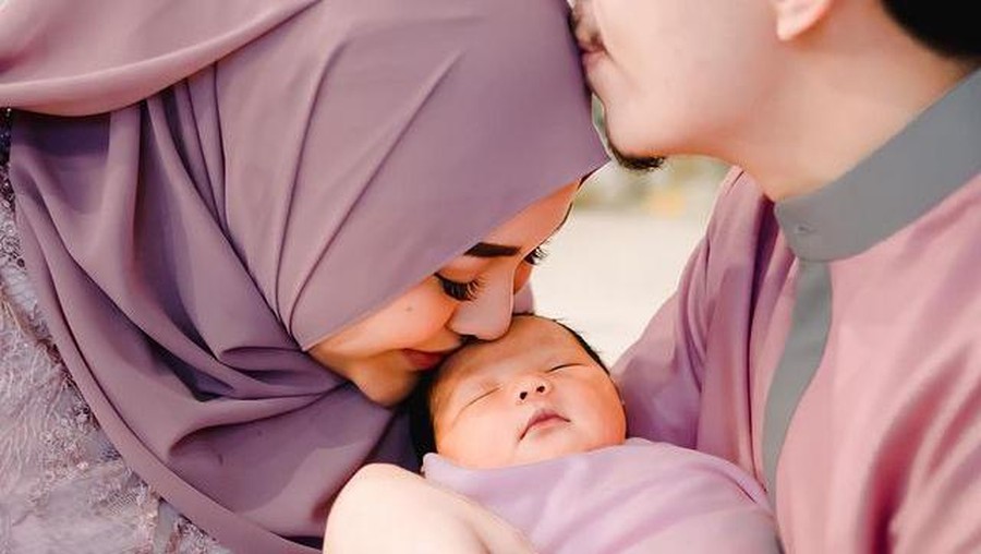 Paras cantik anak Atta Halilintar dan Aurel Hermansyah yang baru lahir jadi sorotan. Yuk, intip potretnya baby Ameena!
