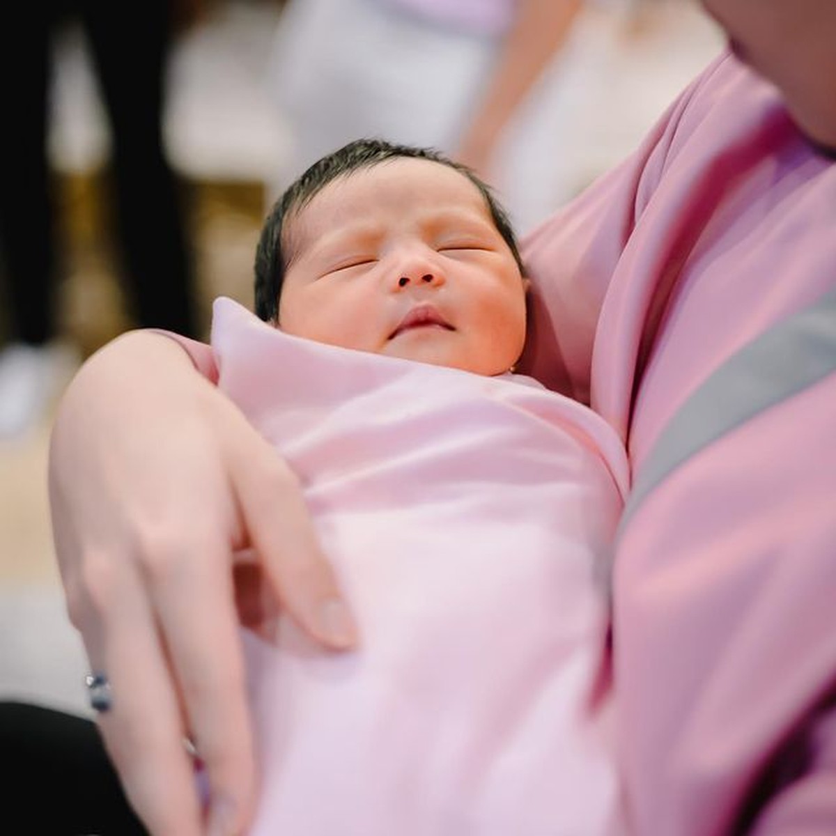 Paras cantik anak Atta Halilintar dan Aurel Hermansyah yang baru lahir jadi sorotan&period; Yuk&comma; intip potretnya baby Ameena&excl;