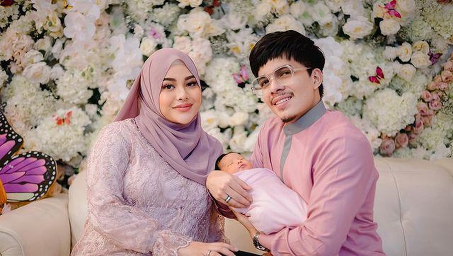 Paras cantik anak Atta Halilintar dan Aurel Hermansyah yang baru lahir jadi sorotan. Yuk, intip potretnya baby Ameena!