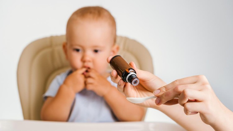 Anak minum obat Anak minum obat