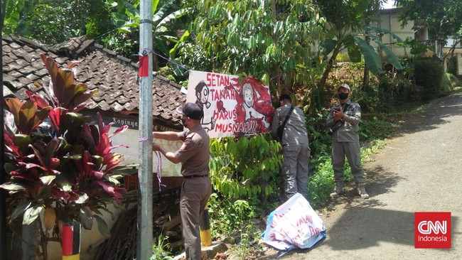 Aparat belum dapat merinci lebih lanjut berapa jumlah spanduk milik warga Wadas yang diturunkan oleh Satpol PP.