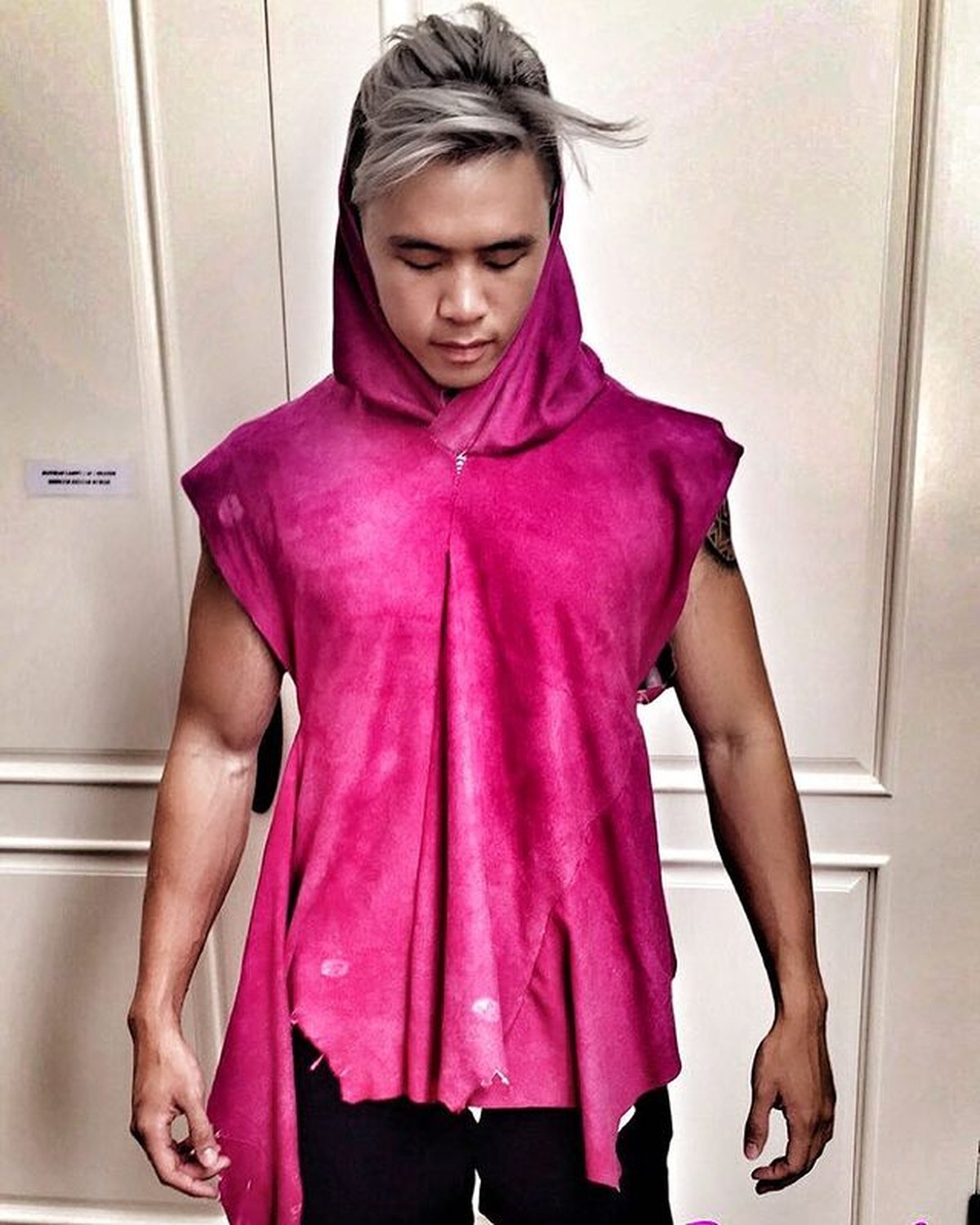 Nama seorang desainer asal Indonesia&comma; Arnold Putra tengah menjadi sorotan karena karyanya yang kontroversial&period; Yuk&comma; intip penampilannya&excl;