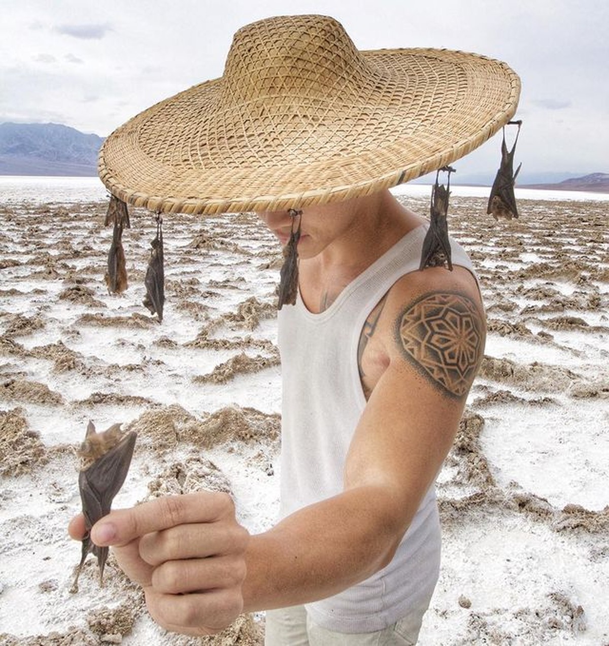 Nama seorang desainer asal Indonesia&comma; Arnold Putra tengah menjadi sorotan karena karyanya yang kontroversial&period; Yuk&comma; intip penampilannya&excl;