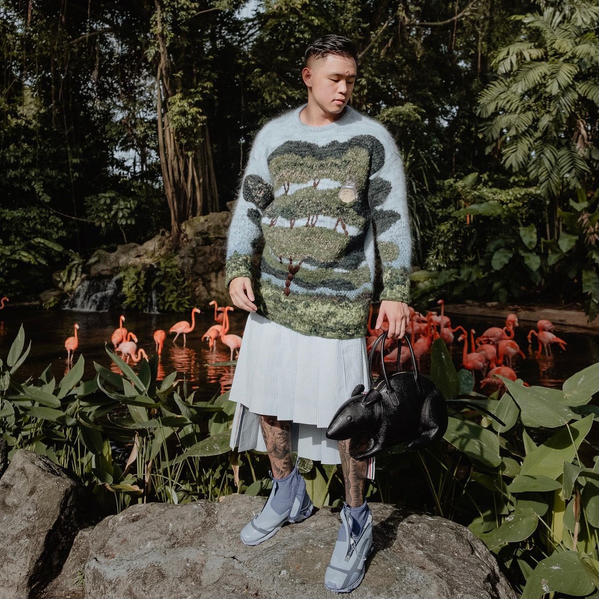 Nama seorang desainer asal Indonesia&comma; Arnold Putra tengah menjadi sorotan karena karyanya yang kontroversial&period; Yuk&comma; intip penampilannya&excl;