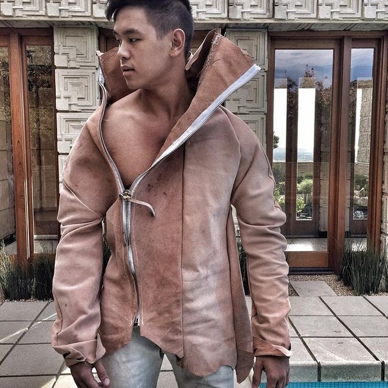Arnold Putra Nama seorang desainer asal Indonesia, Arnold Putra tengah menjadi sorotan karena karyanya yang kontroversial. Yuk, intip penampilannya!