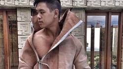 img-title 8 Penampilan Nyentrik Arnold Putra, Baju Kulit Babi hingga Topi Kelelawar