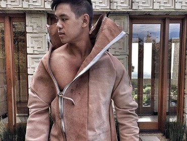 img-title 8 Penampilan Nyentrik Arnold Putra, Baju Kulit Babi hingga Topi Kelelawar