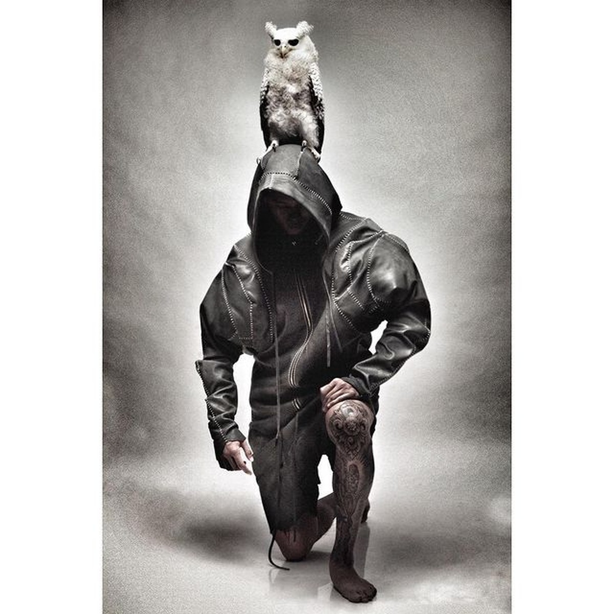 Nama seorang desainer asal Indonesia&comma; Arnold Putra tengah menjadi sorotan karena karyanya yang kontroversial&period; Yuk&comma; intip penampilannya&excl;