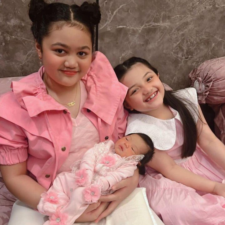 <p>Kali ini Baby Ameena digendong oleh Tante Amora. Ikut gemas ya, Bunda? (Foto: Instagram @krisdayantilemos)</p>