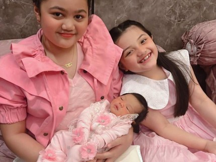 7 Potret Dua Tante Cilik Arsy & Amora Bersama Baby Ameena, Ikut Gemas Bun!