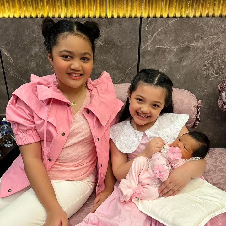<p>Tak cuma Aurel dan Atta yang berbahagia. Dua tante cilik Ameena, Arsy Hermansyah dan Amora Lemos juga bahagia menyambut keponakan mereka. (Foto: Instagram @ashanty_ash)</p>