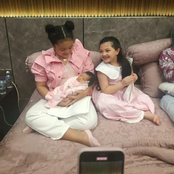 <p>Dari foto yang diunggah di media sosial, Arsy dan Amora terlihat bersemangat untuk momong keponakan baru mereka, Baby Ameena. (Foto: Instagram @suwarsiha)</p>