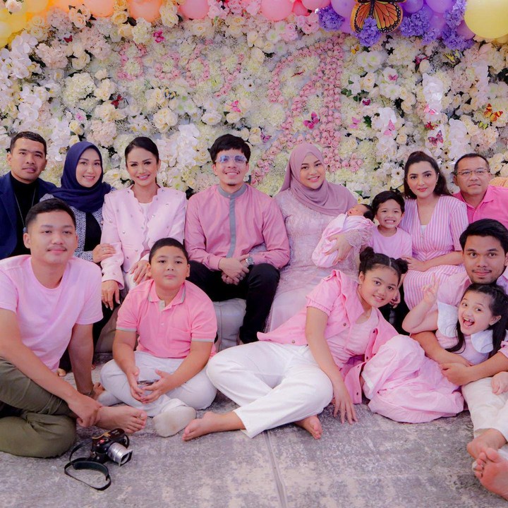 <p>Kebahagiaan tengah dirasakan Aurel Hermansyah dan Atta Halilintar. Keduanya baru saja menyambut kelahiran anak pertama mereka, Ameena Hanna Nur Atta. (Foto: Instagram @krisdayantilemos)</p>