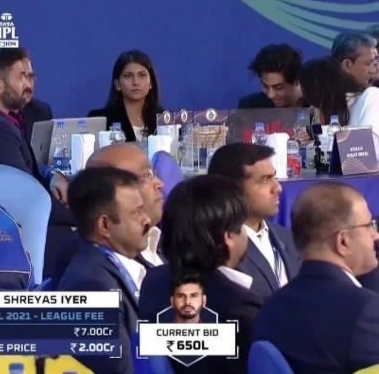 Aryan Khan Aryan Khan, anak Shah Rukh Khan perdana muncul ke publik hadiri acara penting gantikan sang ayah. Yuk, intip potretnya!