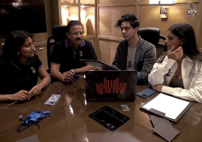 Aryan Khan, anak Shah Rukh Khan perdana muncul ke publik hadiri acara penting gantikan sang ayah. Yuk, intip potretnya!