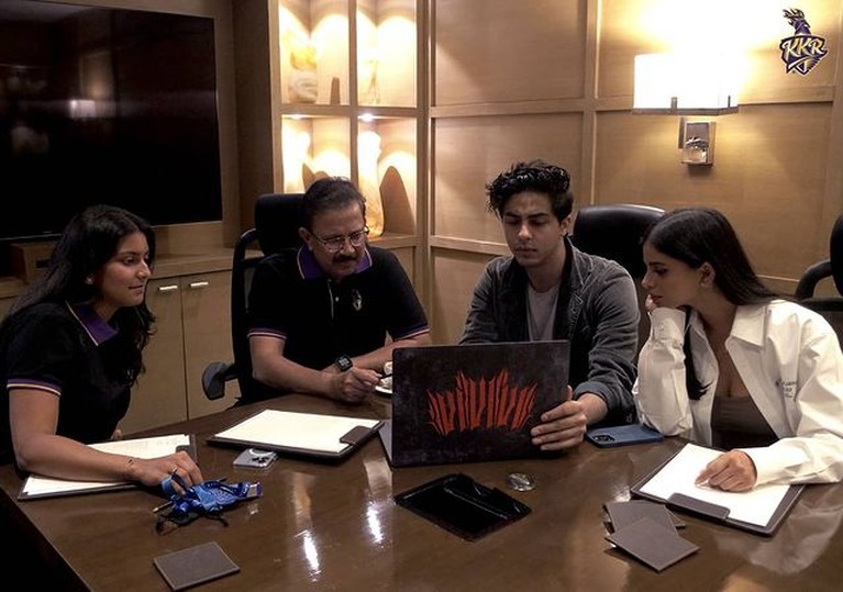 Aryan Khan, anak Shah Rukh Khan perdana muncul ke publik hadiri acara penting gantikan sang ayah. Yuk, intip potretnya!