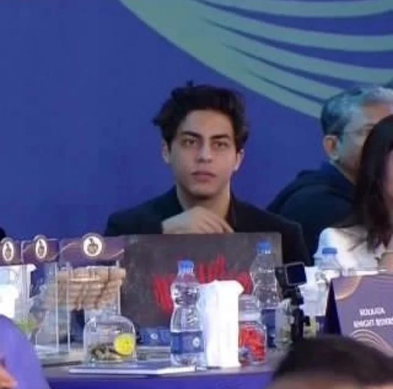Aryan Khan, anak Shah Rukh Khan perdana muncul ke publik hadiri acara penting gantikan sang ayah. Yuk, intip potretnya!
