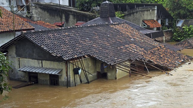 Setidaknya lima warga meninggal akibat banjir di Serang, Banten, akibat hanyut, tersengat listrik, dan terdampak longsor.
