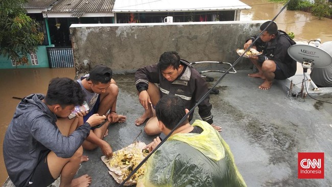 Kota Serang, Banten, direndam banjir dengan ketinggian mencapai 1,5 meter. Sebagian warga terpaksa bertahan hingga makan di atap rumah.