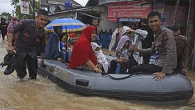 FOTO: Banjir Kepung Kota Serang Banten