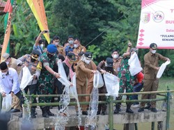 HUT Ke-25 Kabupaten Tulang Bawang, Bupati Tebar 25 Ribu Benih Ikan